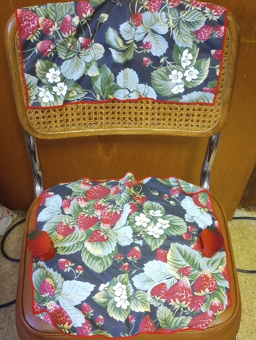 Strawberry Cloth Napkins & Napkin Ring Set. Red Green Black White Yellow